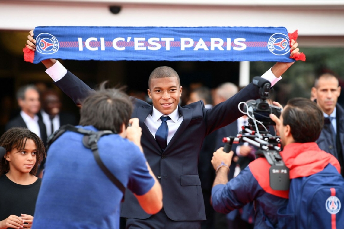 PSG , Kylian Mbappé. Les Ultras de Paris honorent et disent « Adieu » à leur idole sur le départ.